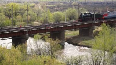 Magnitogorsk, Rusya - 04 Mayıs 2017: Ural Nehri köprüsü üzerinde hareket Vintage buhar tren