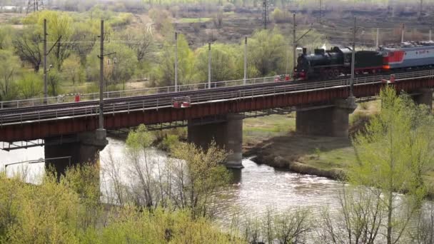 马格尼托哥尔斯克 俄罗斯 2017年5月04日 老式蒸汽列车在桥上移动的河流乌拉尔 — 图库视频影像