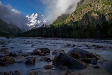 Ullutau buzulu ve Atilsu nehri