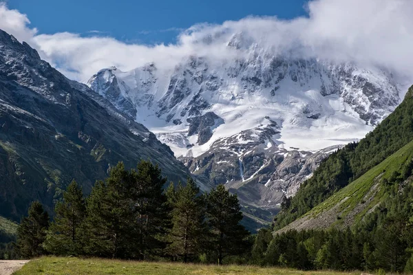 Ullutau-Gletscher und adyrsu-schlucht — Stockfoto