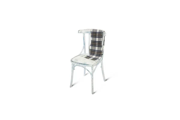 Beyaz arka plan üzerinde izole eşarp ile beyaz eski ahşap sandalye — Stok fotoğraf