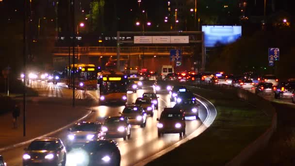 Atasco de tráfico en las calles de Varsovia. Vista nocturna de la gran calle de la ciudad. — Vídeo de stock