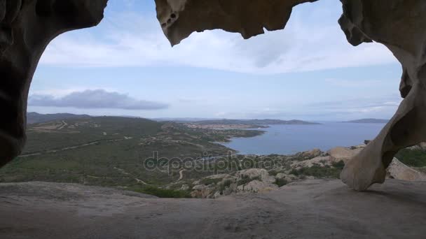 Uitzicht vanaf de beer rots op Sardinië. — Stockvideo