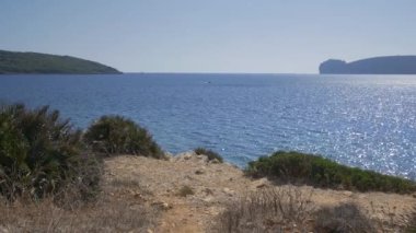 San Giovanni di Sinis sahil şeridi. Plajlar, kayalar, yaz aylarında mavi deniz. 