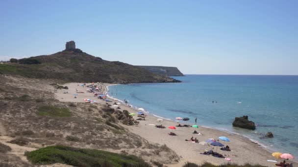 Costa de San Giovanni di Sinis. Playas, rocas, mar azul durante el verano . — Vídeo de stock