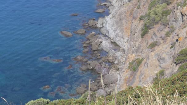 Litoral de San Giovanni di Sinis. Praias, rochas, mar azul durante o verão . — Vídeo de Stock