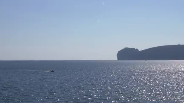 Costa de San Giovanni di Sinis. Playas, rocas, mar azul durante el verano . — Vídeo de stock