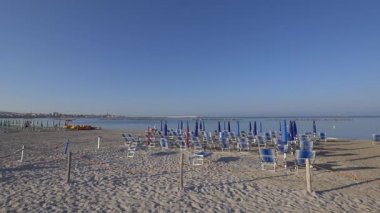 Sabah, Alghero Sardunya boş kumsalda. 