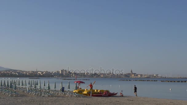 Leerer Strand am Morgen, Alghero Sardinen. — Stockvideo