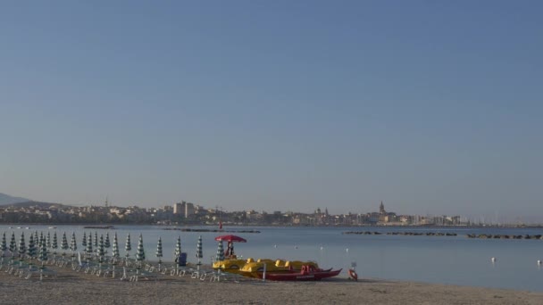 Leerer Strand am Morgen, Alghero Sardinen. — Stockvideo