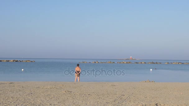 Praia vazia de manhã, Alghero Sardenha . — Vídeo de Stock