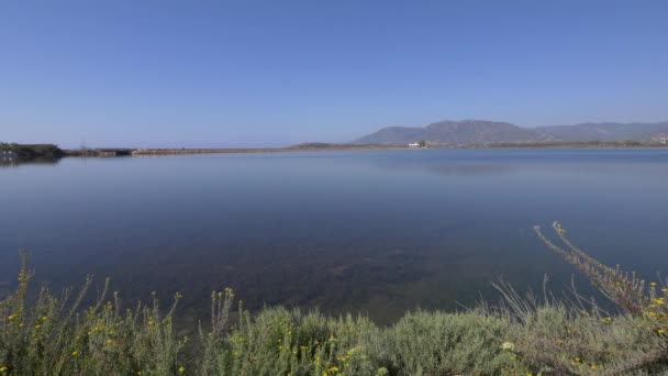 Lago cerca de Nora en Cerdeña. Imágenes de UHD . — Vídeos de Stock