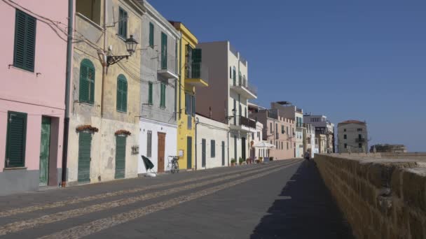 Edifícios antigos coloridos em Alghero, Sardenha . — Vídeo de Stock