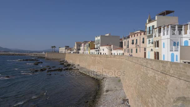 Antiguos edificios coloridos en Alghero, Cerdeña . — Vídeos de Stock