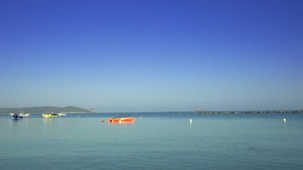 Lege strand in de ochtend, Alghero Sardinië. — Stockvideo