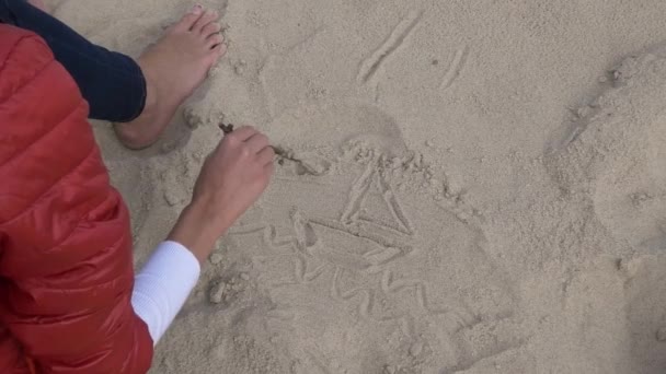 Pologne Baltyk Sea 10012017 Personne Dessinant Sur Sable — Video