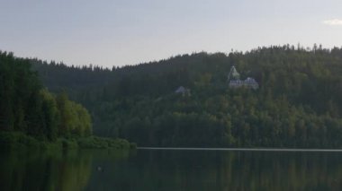 Tepeler arasında güzel göl. 