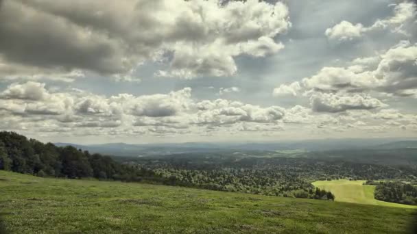 Mooi landschap in Uhd. Europese landschap. Wolken in de hemel time-lapse verplaatsen. — Stockvideo