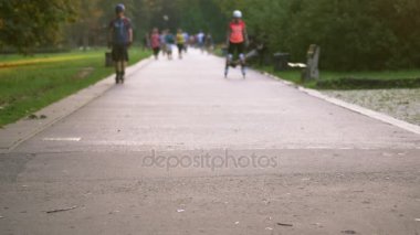 Parkta tanınmayan insanlar.