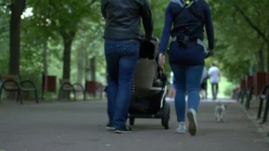İnsanlar yazın ortasında yeşil park.