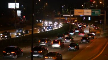  Büyük şehir sokak akşam görüntüsü. 