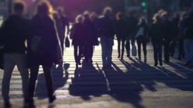 Sokakta tanınmaz yayalar.