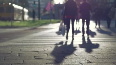 Sokakta tanınmaz yayalar.