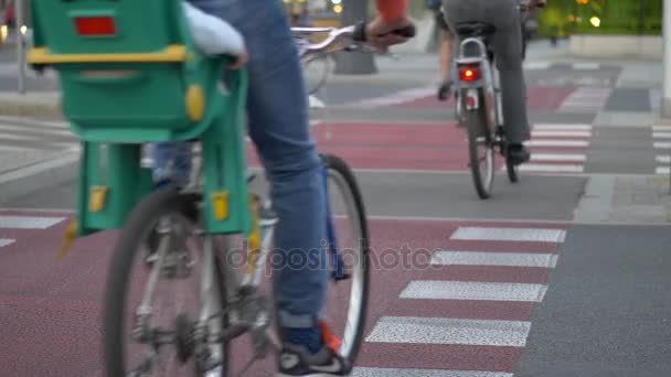 Peolpe jazdy rowery w mieście. — Wideo stockowe