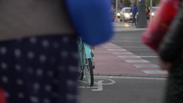 Peolpe paardrijden fietsen in de stad. — Stockvideo