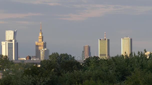 Panorama över Warszawa. Skyskrapor på horisonten. — Stockvideo