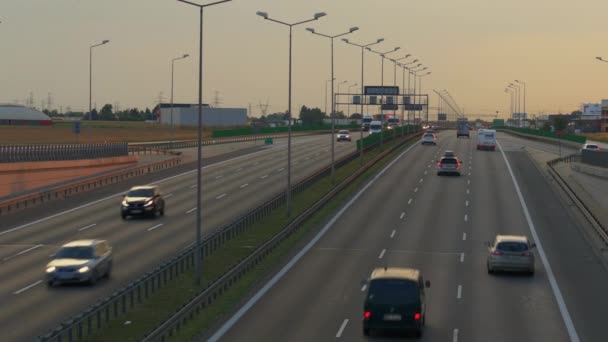 Optagelser af motorvejen i Europa . – Stock-video