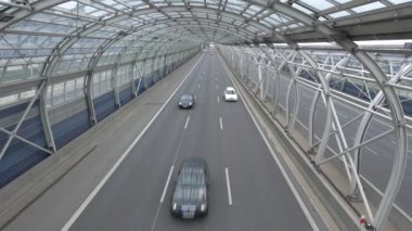 Varşova'daki modern tünel onhighway. Otomobil ve kamyon tünelde sahne. 