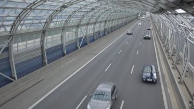 Varşova'daki modern tünel onhighway. Otomobil ve kamyon tünelde sahne. 