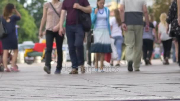 Unerkennbare Menschen auf der Straße. — Stockvideo