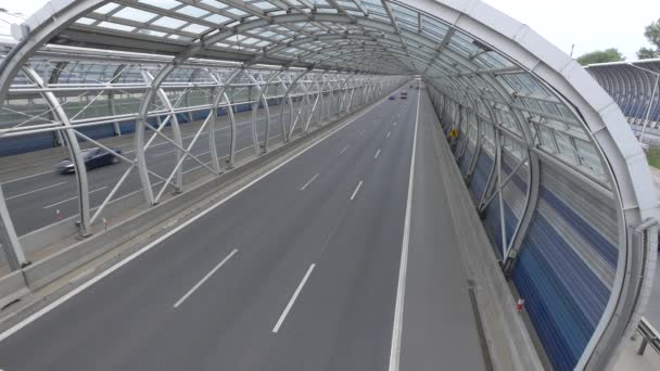 Moderno túnel en autopista en Varsovia. Escena de coches y camiones en el túnel . — Vídeo de stock