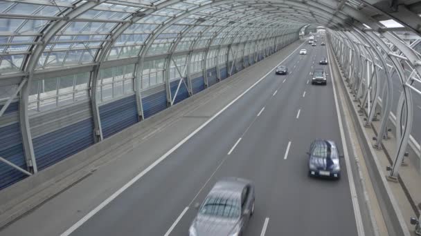 Moderno túnel en autopista en Varsovia. Escena de coches y camiones en el túnel . — Vídeo de stock