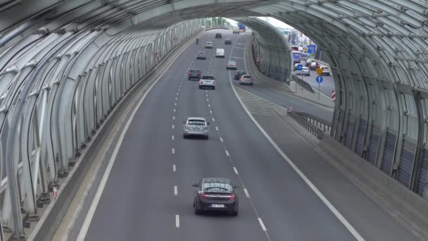 Moderne tunnel op snelweg in Warschau. — Stockvideo