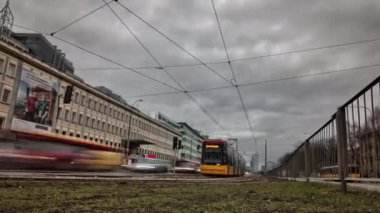 Arabalar ve tramvaylar Varşova merkezinde çok hızlı hareket. Main street Varşova'nın şehir merkezi. Doğu Avrupa capitol zaman atlamalı 4k. 