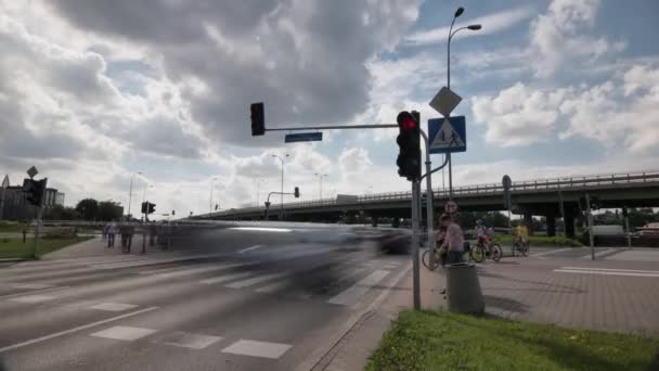 Coches y tranvías se mueven muy rápido en el centro de Varsovia. Calle principal del centro de Varsovia. Capitolio de Europa del Este lapso de tiempo en 4k . — Vídeos de Stock