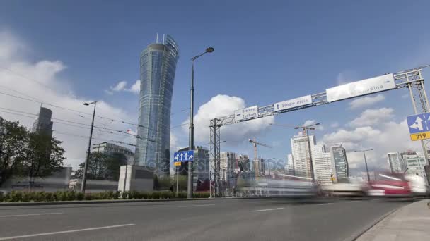 Arabalar ve tramvaylar Varşova merkezinde çok hızlı hareket. Main street Varşova'nın şehir merkezi. Doğu Avrupa capitol zaman atlamalı 4k. — Stok video