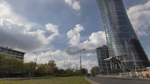 Autók és villamosok Varsó központjában nagyon gyorsan mozog. Main street, Varsó városközpont. Kelet-Európa capitol idő telik el a 4k. — Stock videók