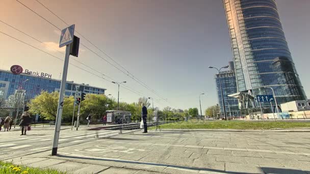 Carros e bondes movendo-se muito rápido no centro de Varsóvia. Rua principal do centro de Varsóvia. Europa Oriental capitol time lapse em 4k . — Vídeo de Stock