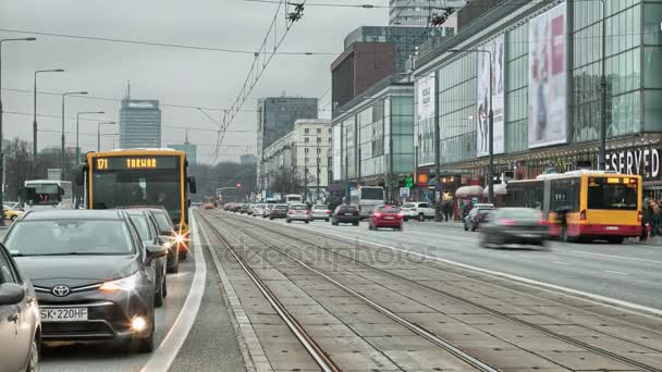 Bilar och spårvagnar som rör sig mycket snabbt i centrala Warszawa. Huvudgatan i Warszawas centrum. Östra Europa capitol tidsfördröjning i 4k. — Stockvideo