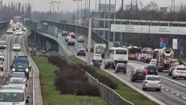 Bilar och spårvagnar som rör sig mycket snabbt i centrala Warszawa. Huvudgatan i Warszawas centrum. Östra Europa capitol tidsfördröjning i 4k. — Stockvideo