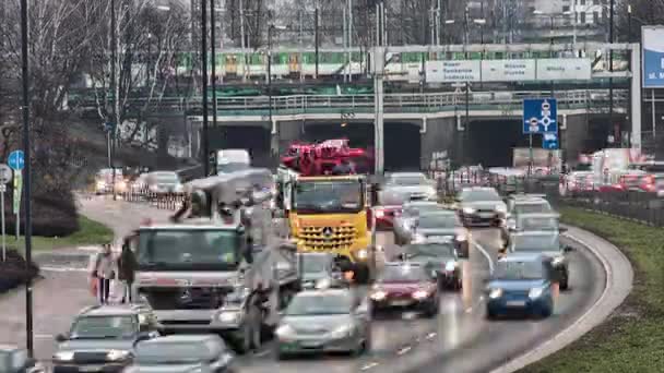 Auta a tramvaje pohybující se velmi rychle v centru Varšavy. Hlavní ulice centra města Varšavy. Východní Evropě capitol časová prodleva v rozlišení 4k. — Stock video