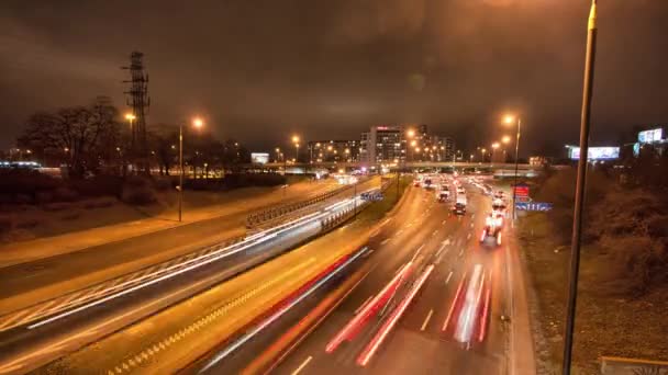 Verkeerstijdverloop. Europese hoofdstad nachtverkeer.4k beeldmateriaal. — Stockvideo