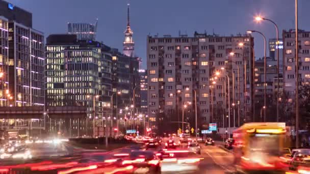 Caducidad del tráfico. Tráfico nocturno de capitales europeos.Imágenes 4k. — Vídeo de stock