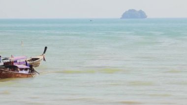 Krabi, Tayland - Şubat 2016. Krabi beach gemilerde uzun kuyruk.