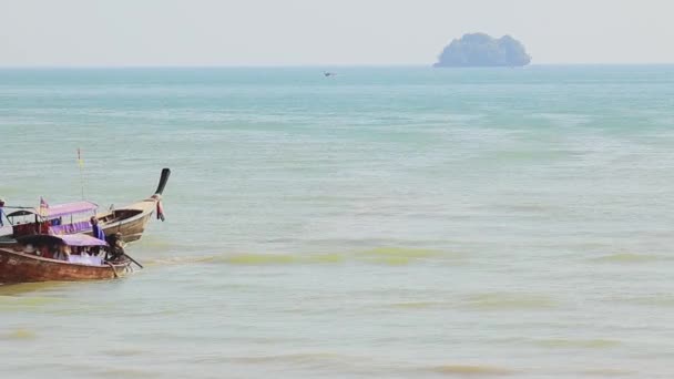 Краби Таиланд Февраль 2016 Года Длинные Хвостовые Лодки Пляже Краби — стоковое видео