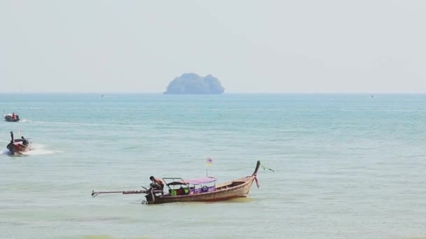 Krabi Thailandia Febbraio 2016 Barche Coda Lunga Sulla Spiaggia Krabi — Video Stock